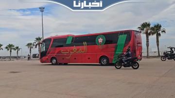 وصول حافلة المنتخب المغربي إلى ملعب أدرار بأكادير